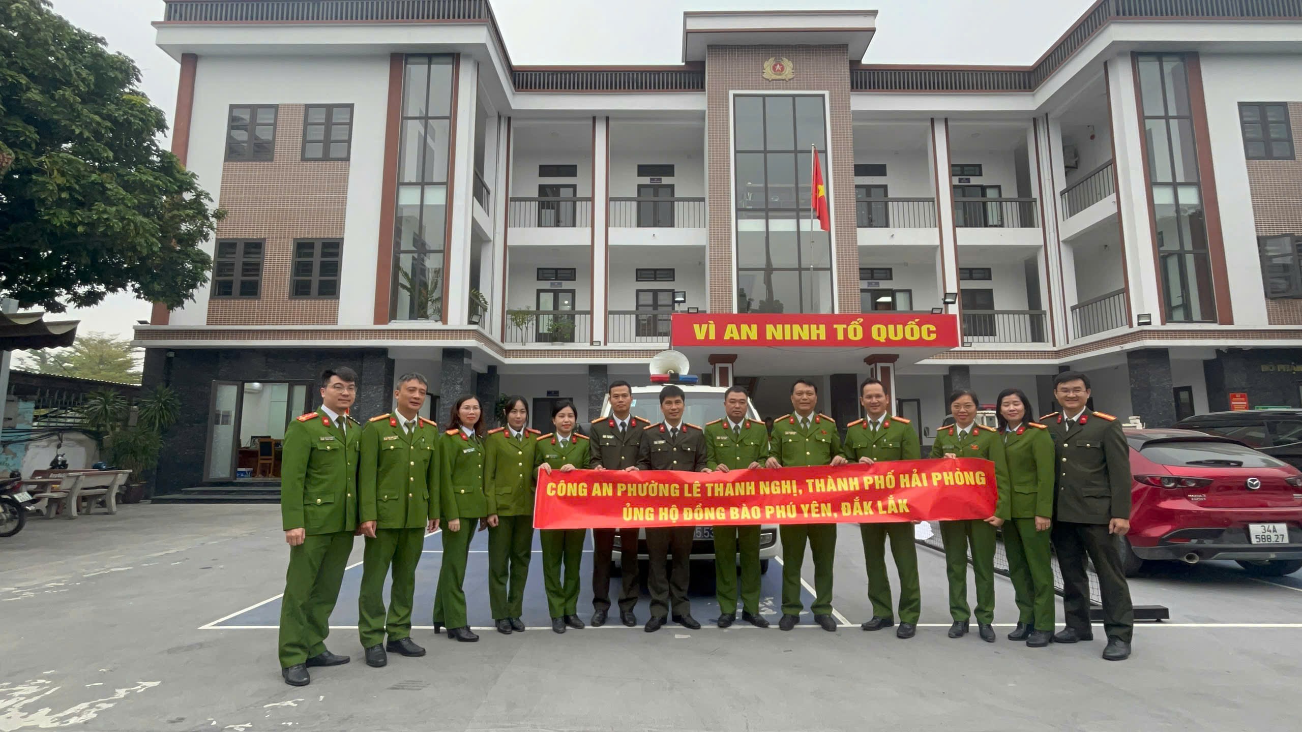 Công an phường Lê Thanh Nghị: Chung tay hỗ trợ đồng bào bị lũ lụt ở tỉnh Đắk Lắk